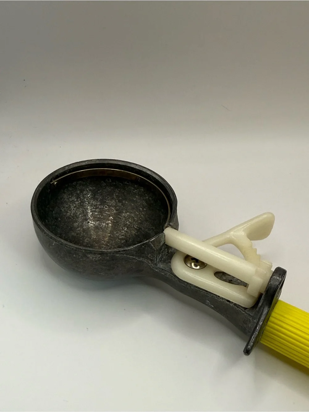 Vintage Bonny Prod Co yellow handle ice cream scoop